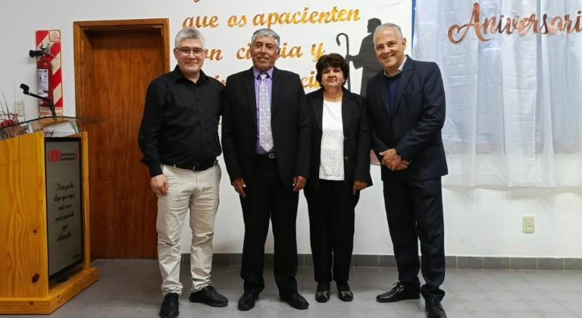 El Pr. Héctor Daniel Huenchul, su esposa Dora Ester Ezequiel y los pastores de la CD